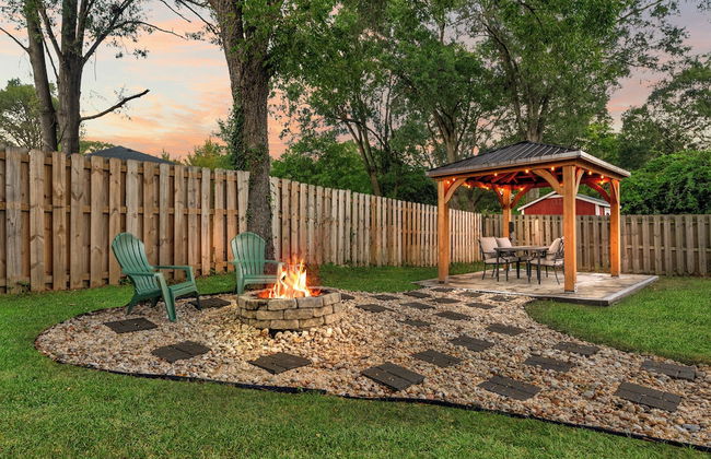 Stylish 4BR Haven Backyard and Fire Pit - Foto 29