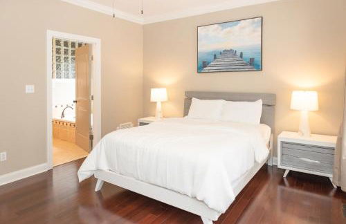 Exquisite home with pool, enclosed yard, fireplace, central AC, & washer/dryer - Foto 17