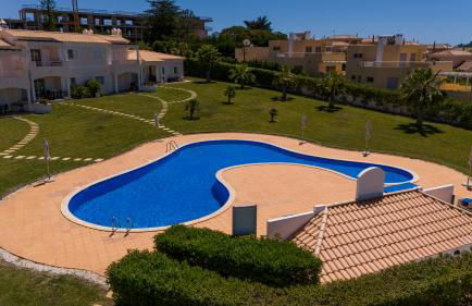 Apartamento no Condomínio Baia Village com Piscina - Foto 21