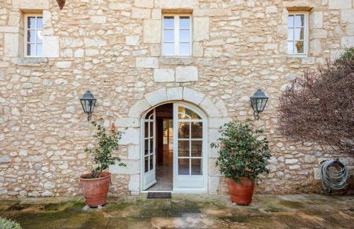 Casa de Piedra ubicada en el exclusivo wine village de Viladellops, te ofrece una experiencia única, donde el lujo y la tradición se fusionan en un entorno natural privilegiado - Foto 13