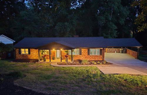 Spacious, Renovated, 5-bedroom Retreat, Near I-85 - Foto 36