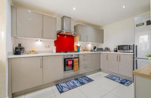 Casa Lana - Spacious and Stylish 4-Bed Home Near Gatwick with Free Parking - Foto 23
