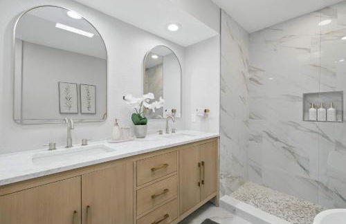 Spacious 5BR Getaway with Pool - Foto 44