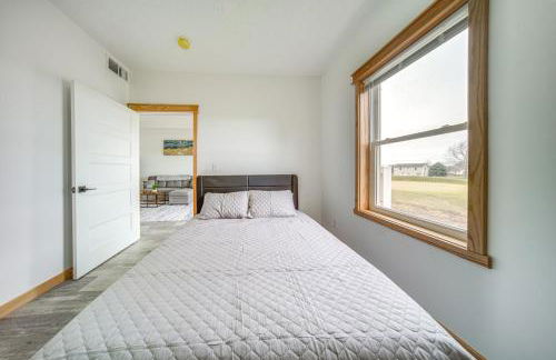 Balcony and Golf Course View Quiet Erie Getaway - Foto 12