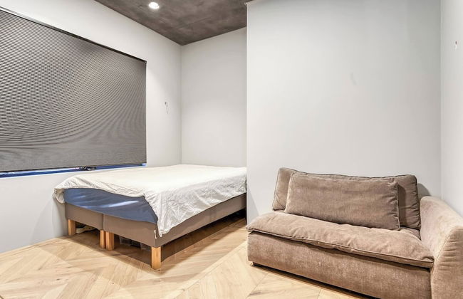 Glamorous & Stylish Getaway - Photo 5