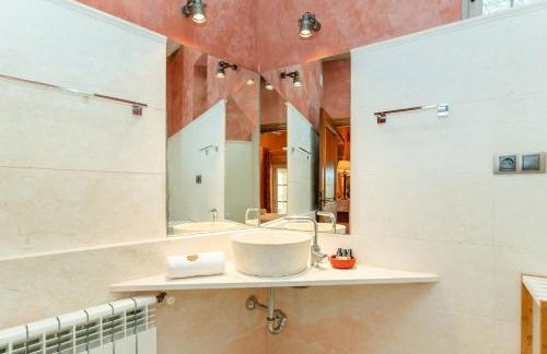 Casa de Piedra ubicada en el exclusivo wine village de Viladellops, te ofrece una experiencia única, donde el lujo y la tradición se fusionan en un entorno natural privilegiado - Foto 28