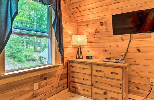 Secluded 2BR Cabin w Hot Tub, Pond, Trails, WiFi - Foto 16