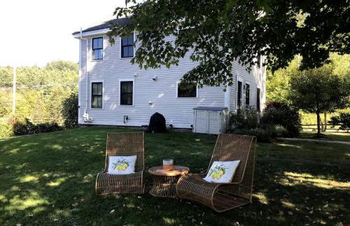 Entire Enchanting, Light-Filled 1830 Farmhouse - Foto 61