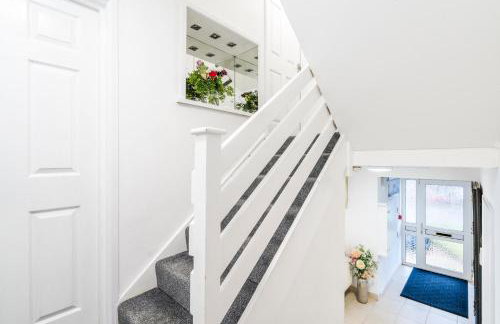 Mayflower 5-Bed Home, Contractors, Family, Harry Porter - Photo 15