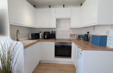 288, Two bed Chalet on Belle Aire Holiday Park - With private veranda, sleeps 5, pet friendly, free Wi-Fi, bed linen and towels included and onsite entertainment available - Foto 11