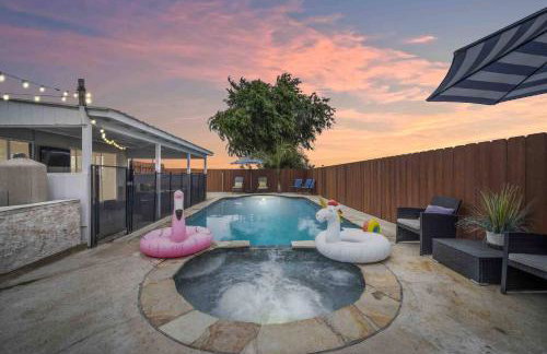 Family Retreat w/ Theater, Pool & Outdoor Dining - Foto 34