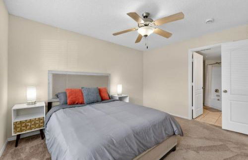 Bright & Comfy 2BR Home Away - Foto 15