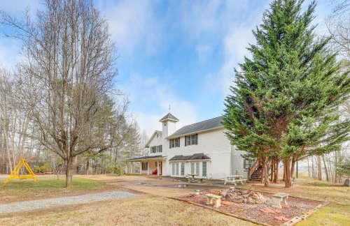 Spacious Group Retreat with Game Room in Marshall! - Foto 40