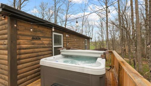 Cabin with King Bed , XBOX, HotTub, Games, Firepit , Stargazing Dome - Photo 5