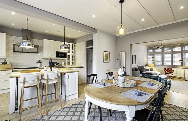 Gorgeous 4-bed Home With a Fireplace and Terrace - Foto 10