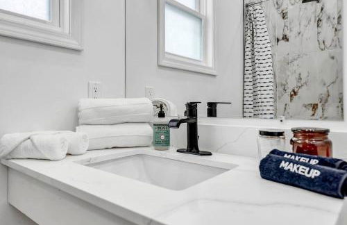 Stylish And Roomy Full House Dtwn - Photo 62