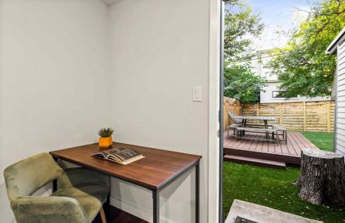 Mid-century home in Zilker with a backyard - Foto 31