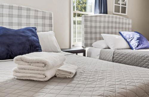 3BR Cozy Family Home with HotTub & Spacious Backyard - Foto 13