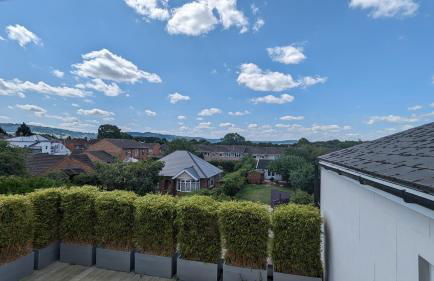 Cheltenham large house with gym, bar & hot tub - Photo 47