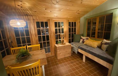 Cabin in the woods with fire pit and porch - Foto 38