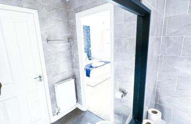 City Centre house for Family, Group & Contractor Stay - Sleeps Upto 9 Guests with Free Parking - Foto 79