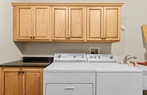 Gorgeous 5 Bdr with Hot Tub - Walk to Holi-Mont! - Foto 31