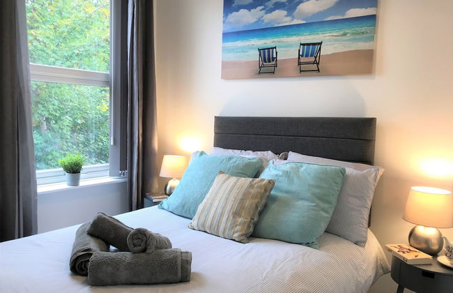 Central Wigan Welcoming Townhouse Sleeps up to 6 - Photo 2