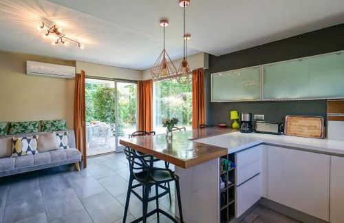 The Maryalice charming little house next to the beach! - Photo 2