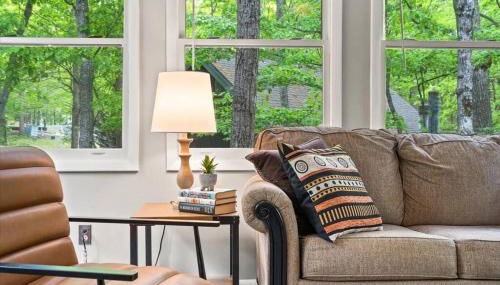 The Gingerbread House - 4 BR chalet, Sunroom, Deck, sleeps 10, modern amenities - Foto 4