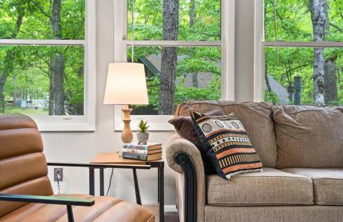 The Gingerbread House - 4 BR chalet, Sunroom, Deck, sleeps 10, modern amenities - Foto 4