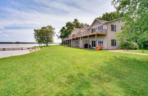Spacious Lakefront Home with Spectacular Views! - Foto 23