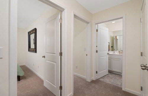 Stylish 3BR Getaway across Bristol Speedway - Foto 51