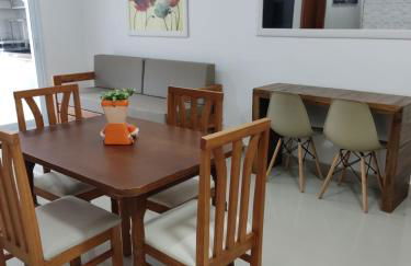 Apartamento na Praia das Toninhas em Ubatuba 350m da praia -2 quartos sendo 1 suite, piscina, varanda gourmet com churrasqueira, ar condicionado, cozinha completa, duas garagens - Foto 3