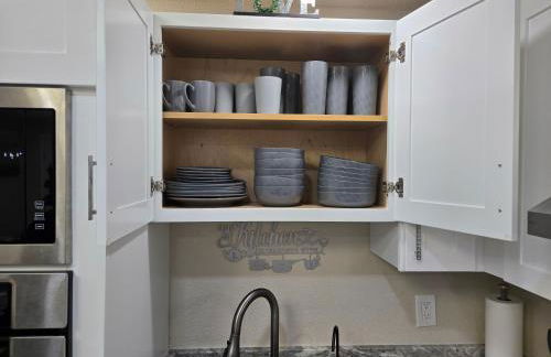 This luxury basement is the perfect getaway - Foto 31