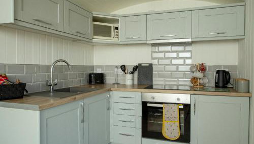 Yew Lodge - Shepherd's Hut Railway Carriage with "Hot Tub" - Sleeps 4 - Escape Completely! - Foto 3, stove, pet friendly, toaster, minibar