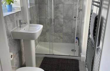 Furnished 4 BR House Parking, Wi-Fi, Kitchen - Foto 10