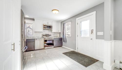 half Mi to Dtwn and Harbor Park Home with Large Yard! - Foto 2