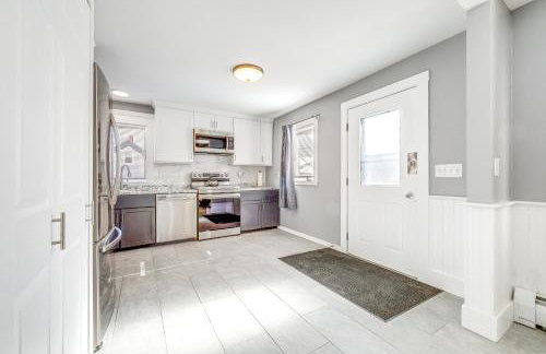 half Mi to Dtwn and Harbor Park Home with Large Yard! - Foto 2