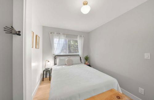 Hot Tub Fire Pit Pet Friendly Walk to Bell St - Foto 22