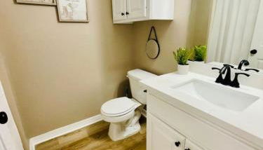 Eastgate 16B spacious comfortable - Photo 2