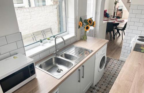 The Racecourse - Quaint Victorian Home With Free Parking - Foto 44