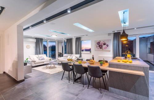 VILLA CVITA is a modern 5-bedroom villa with a Jacuzzi, a Gym and Finnish Sauna, a heated pool, and amazing views - Foto 48