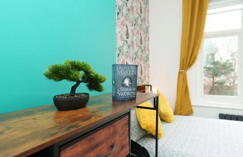 Stylish 3 Bedroom Sea View Apartment -Free Parking- Sleeps 9 - Photo 20