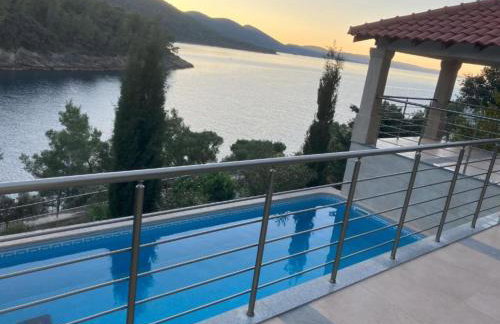 Beachfront Luxury Villa with Private Pool & Stunning Sea Views - Photo 37