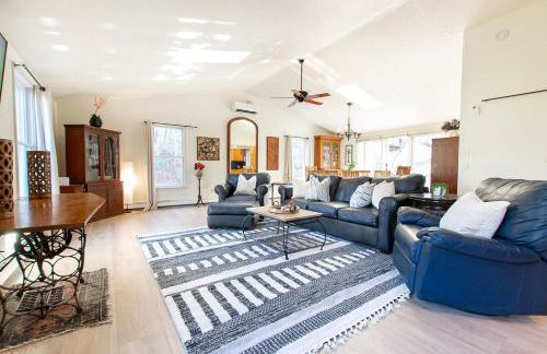 Large Home w Fire Pit and Dogs Welcome - Foto 11