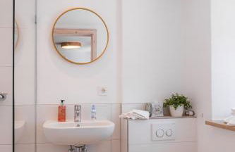 Gehobenes Ambiente in historischer Wohnung - Photo 11