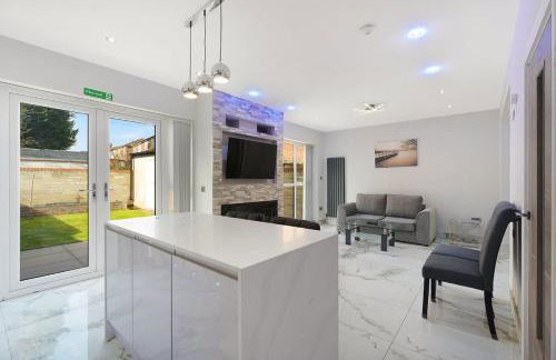 Stylish Home With Free Parking And Easy City Access - Photo 22