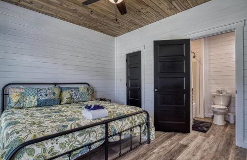 Lazy River Cabin, River Front, Hot Tub, WIFI, 560 in FREE Attraction tickets each paid day! - Foto 19