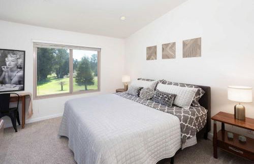 Blacklake Resort Vacation Rental Nestled on the 9t - Foto 16