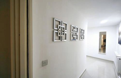 Luxurious 3 bed Ensuites & kitchenettes Nr LGI Hospital & Uni - Free 5G WIFI & Netflix Short Stays - Contractors Free Parking - Foto 11